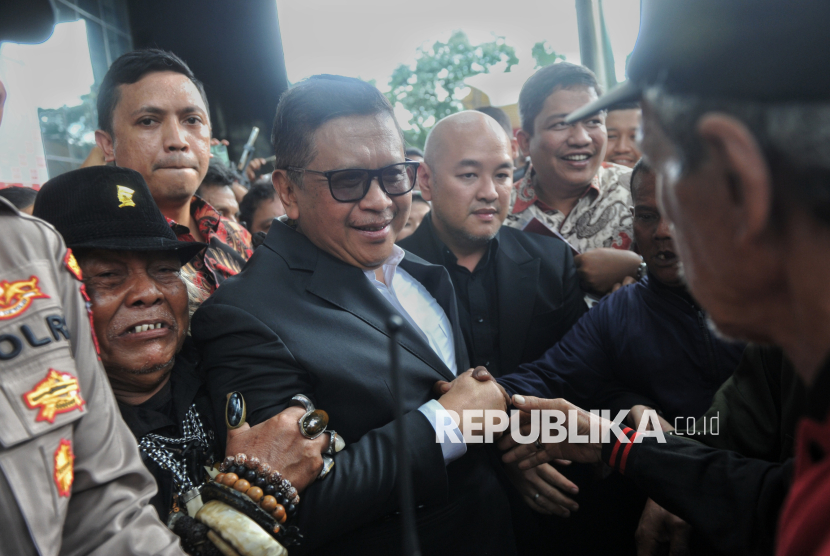 Simpatisan mengantar Sekjen PDI Perjuangan Hasto Kristiyanto usai menjalani pemeriksaan di Gedung Merah Putih KPK, Jakarta, Senin (13/1/2025). Hasto diperiksa penyidik KPK pada pukul 09.59 dan keluar sekitar pukul 13.25 atau selama sekitar 3,5 jam untuk dimintai keterangan dalam kapasitasnya sebagai tersangka dalam kasus dugaan korupsi suap komisioner KPU Wahyu Setiawan dalam proses Pergantian Antarwaktu (PAW) Caleg DPR 2019-2024 dan dugaan perintangan penyidikan kasus Harun Masiku. Pada pemanggilan tersebut, KPK belum melakukan penahanan terhadap Hasto, sementara penasihat hukum Sekjen PDIP tersebut akan mengajukan gugatan praperadilan untuk menguji sah atau tidaknya penetapan tersangka.