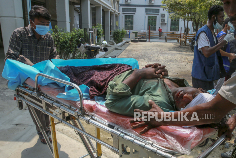 Orang-orang mendorong tandu dengan tubuh seorang pria yang menurut seorang dokter ditembak dan dibunuh pada hari Selasa, 23 Maret 2021, oleh pasukan keamanan Myanmar dalam protes anti kudeta di Mandalay, Myanmar. 