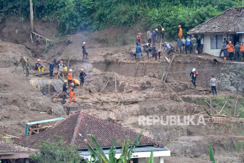 Kondisi pascalongsor di Kampung Gintung, Desa Cibenda, Kecamatan Cipongkor, Kabupaten Bandung Barat. BPBD Jabar fokus dalam pencarian 10 warga yang tertimbun longsor di Cipongkor.