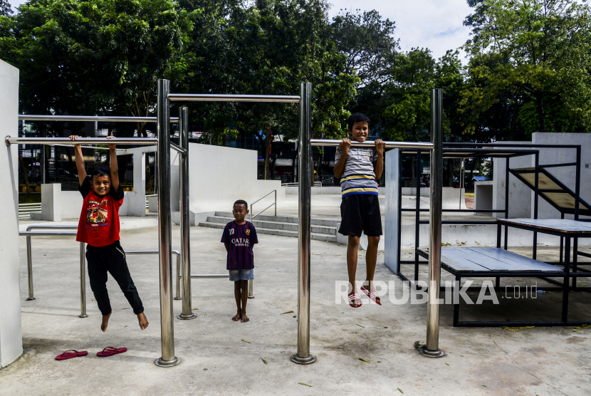 Anak-anak saat bermain di Taman Puring, Jakarta, Selasa (6/4). Taman Puring kembali dibuka di tengah masa Pemberlakuan Pembatasan Kegiatan Masyarakat (PPKM) Mikro, sebanyak tiga hutan kota dan 25 taman kota di DKI Jakarta telah dibuka kembali untuk umum. Republika/Putra M. Akbar