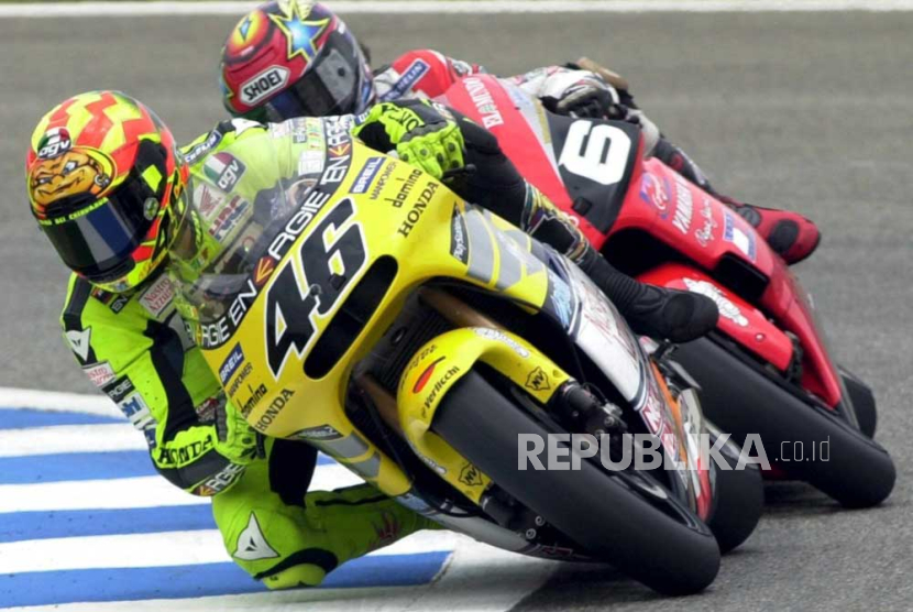 Valentino Rossi melaju ketika masih memperkuat tim satelit Nastro Azzuro pada tahun 2001 silam. Rossi meraih titel juara dunia kelas utama MotoGP 500 pada musim itu. 