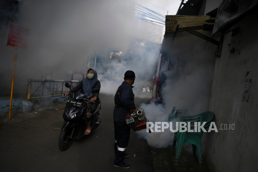 Petugas melakukan pengasapan (fogging) untuk mencegah penyakit demam berdarah dengue (DBD) di Cipedak, Kecamatan Jagakarsa, Jakarta Selatan, Kamis (9/7/2020). 