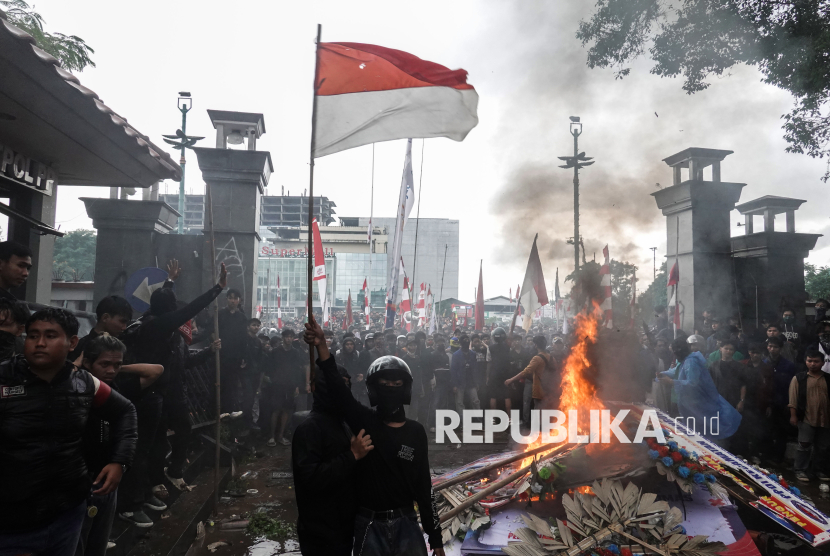 Massa gabungan dari mahasiswa dan warga melakukan unjuk rasa di Kantor Bupati Banyumas, Purwokerto, Banyumas, Jawa Tengah, Sabtu (30/8/2025). 