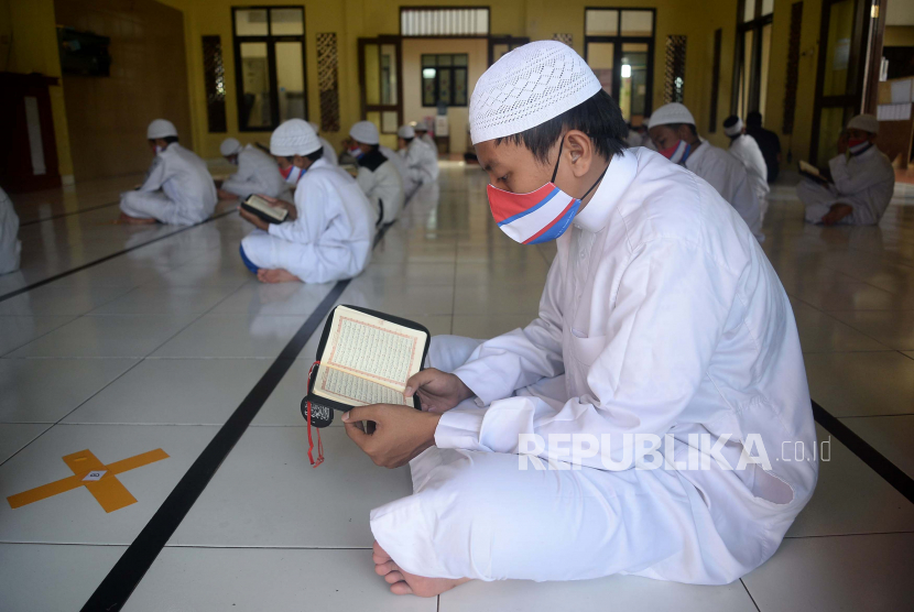 Santri Bogor Dilibatkan Kampanye Prokes di 1.404 Pesantren. Sejumlah santri pesantren Daarul Quran Al Kautsar, Cibinong, Bogor, Jawa Barat membaca Al-quran secara bersama-sama dengan menerapkan jaga jarak dan menggunakan masker.