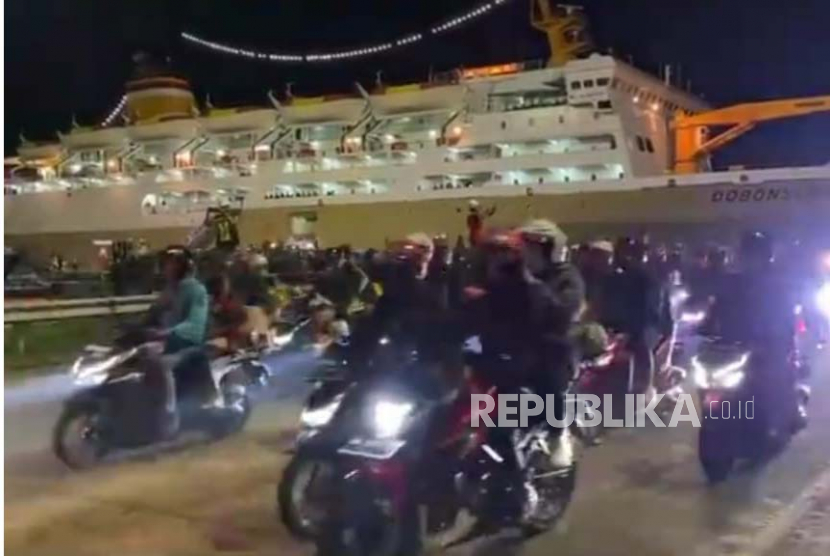 Ratusan pemudik motor dari Pelabuhan Ciwandan, Banten, tiba do Pelabuhan Panjang, Bandar Lampung dikawal polisi, (ilustrasi)