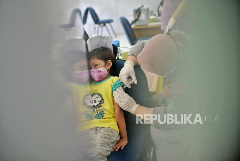 Tenaga kesehatan menyuntikan vaksin Covid-19 kepada anak saat vaksinasi khusus untuk TK/Paud/Raudhotul Athfal (RA) di TK Kartika X-16, Mampang Prapatan, Jakarta, Selasa (4/1). 