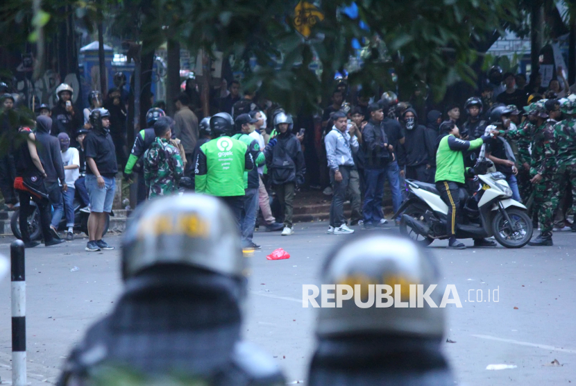 Aparat TNI dan Polri berjaga-jaga berupaya membubarkan massa untuk mencegah terjadinya aksi demonstrasi anarkis di depan Gedung DPRD Jawa Barat (Jabar), Jalan Diponegoro, Kota Bandung, Sabtu (30/8/2025). Hingga kini sejumlah kelompok massa masih berkumpul dis ejumlah titik kawasan DPRD Jabar, dan seputaran Gasibu.