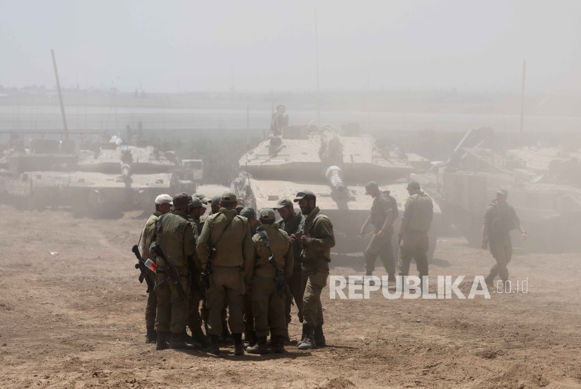 Tentara Israel dengan kendaraan militer berkumpul di posisi yang dirahasiakan di dekat pagar perbatasan dengan Jalur Gaza, di Israel selatan. (ilustrasi)