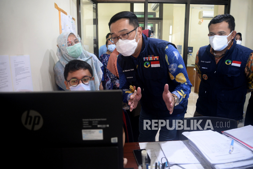 Gubernur Jawa Barat Ridwan Kamil saat meninjau fasilitas Labkesda Kota Depok, Cimanggis, Jawa Barat, Jumat (2/10). Dalam sehari Labkesda tersebut mampu menerima 250 spesimen tes usap PCR yang berasal dari puskesmas dan rumah sakit di wilayah Depok.Prayogi/Republika 