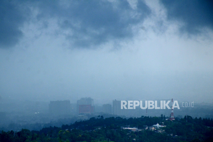 Awan hitam menggelayut di atas Bandung Raya. Cuaca Hari Ini: Hujan Diprakirakan Guyur Sejumlah Kota Besar Senin Siang dan Malam