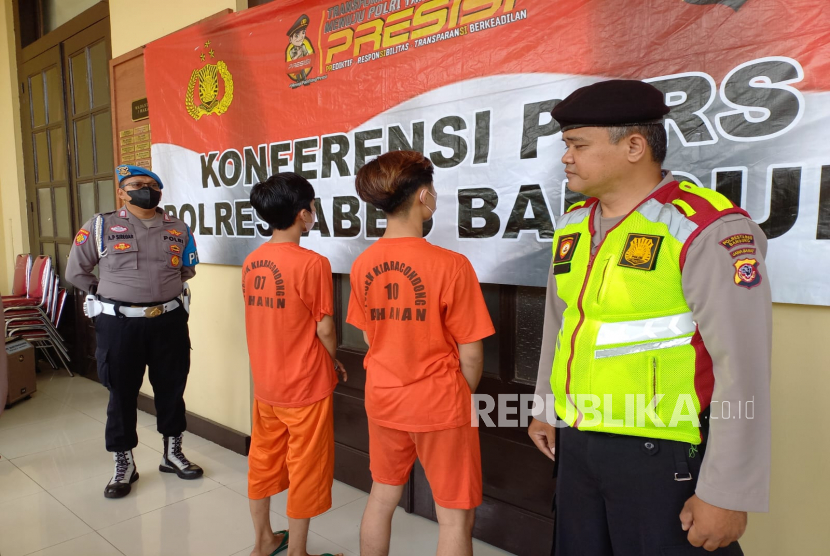 Tiga orang pemuda, salah satunya anak di bawah umur digiring polisi di Mapolrestabes Bandung, Jumat (27/1/2023). 