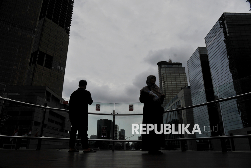 Pengunjung berfoto di anjungan Halte Bundaran Hotel Indonesia, Jakarta, Rabu (25/12/2024). Pada masa libur Natal dan Tahun Baru 2024-2025, sejumlah warga memanfaatkan waktunya untuk berlibur menikmati lanskap perkotaan dan berswafoto di anjungan Halte Bundaran HI. Keberadaan anjungan Halte Bundaran HI tersebut menjadi destinasi wisata alternatif di Jakarta yang memiliki daya tarik tersendiri dengan menyajikan spot foto dengan latar belakang patung Selamat Datang dan lanskap Perkotaan. Selain itu, di halte tersebut juga menyediakan beragam kuliner dan fasilitas lainnya seperti musala dan toilet untuk memberikan kenyamanan bagi para pengunjung. Bagi warga yang hendak berwisata di halte tersebut, cukup menempelkan Kartu Uang Elektronik (KUE) di mesin pintu masuk seperti penumpang bus transjakarta lainnya.