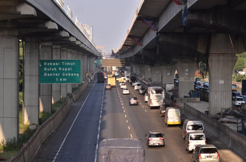  Hari Pertama Larangan Mudik, Tol Cikampek Masih Ramai Lancar