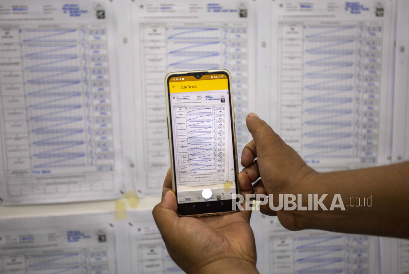 Petugas KPPS mengambil gambar hasil penghitungan suara saat simulasi di Indramayu, Jawa Barat, Rabu (7/2/2024). KPU Kabupaten Indramayu menggelar uji coba dan pemantapan dengan aplikasi SiRekap yang akan digunakan pada Pemilu 2024 mendatang. 