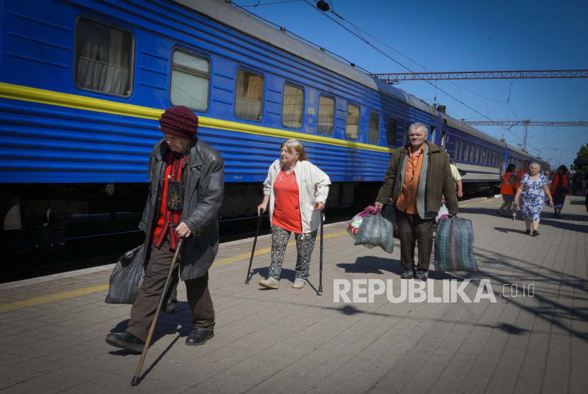 Orang-orang berjalan menuju kereta evakuasi di stasiun kereta api Pokrovsk, Ukraina timur, Sabtu, 11 Juni 2022. Rusia pada Ahad (3/7/2022) mengatakan pasukan serta sekutu-sekutunya telah mengambil alih kendali di wilayah Luhansk di Ukraina timur setelah mereka merebut benteng pertahanan terakhir Ukraina, Lysychansk. 