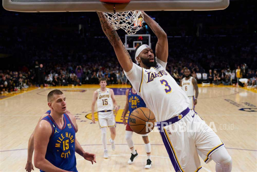 Penyerang Los Angeles (LA) Lakers Anthony Davis (kanan) saat melakukan dunk.