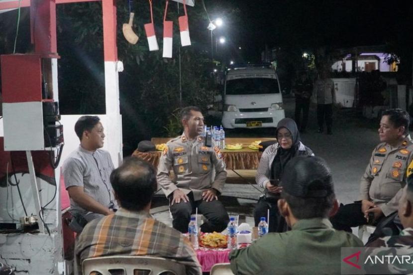 Polres Blitar Berikan Handy Talky untuk Tingkatkan Keamanan di Pos Kamling