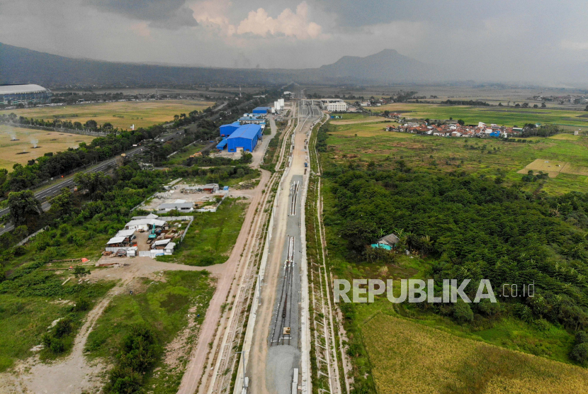 Foto udara suasana pemasangan rel untuk kereta cepat di depo Tegalluar, Kabupaten Bandung, Jawa Barat.