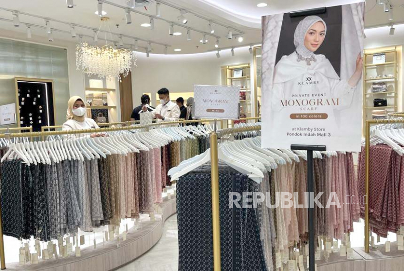 Indonesia modest fashion brand, Wearing Klamby memperkenalkan dan meluncurkan 100 warna untuk koleksi monogram scarf dalam acara Festival Scarf 2023 di PIM, Jakarta Selatan, Rabu (5/7/223) (ilustrasi)