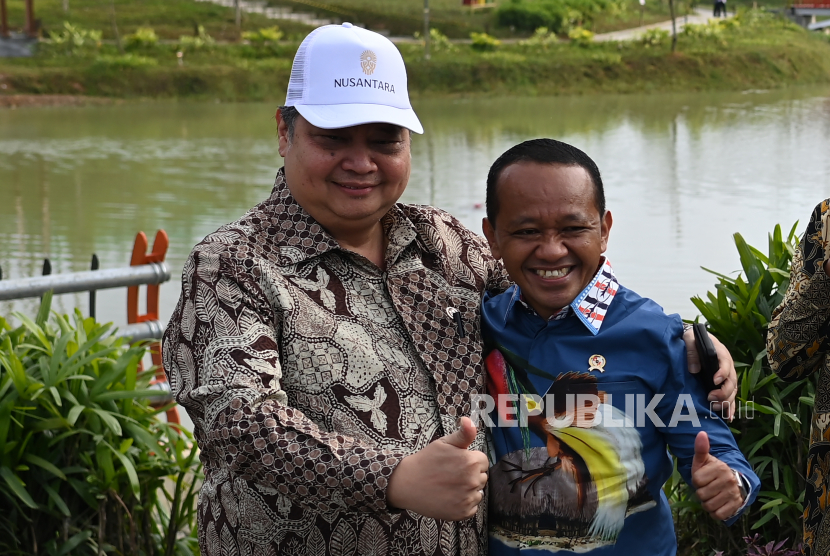 Airlangga Hartarto merangkul Bahlil Lahadalia saat mengunjungi Embung MBH di Ibu Kota Nusantara (IKN), Penajam Paser Utara, Kalimantan Timur, Senin (12/8/2024).