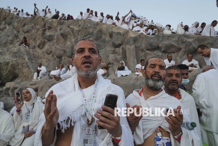 Umat Islam berdoa di Jabal Rahmah jelang wukuf di Arafah, Arab Saudi, Kamis (5/6/2025). Sekitar 1,83 juta muslim dari berbagai penjuru dunia termasuk dari Indonesia yang tahun ini memiliki kuota sebanyak 221.000 jamaah berkumpul di Arafah untuk melaksanakan wukuf yang merupakan rukun haji pada prosesi puncak ibadah haji 1446 H. 