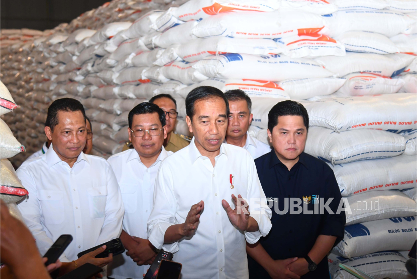 Presiden Jokowi saat meninjau persediaan beras di Gudang Badan Urusan Logistik (Bulog) Dramaga, Kabupaten Bogor, pada Senin (11/9/2023).