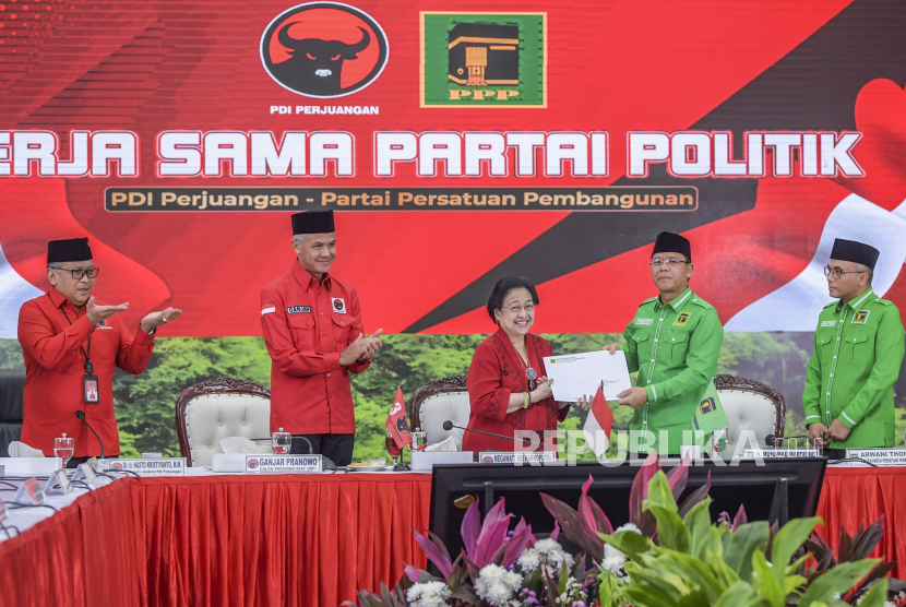 Ketua Umum PDIP Megawati Soekarnoputri (tengah) menerima dokumen dukungan dari bersama Plt Ketua Umum PPP Mardiono (kedua kanan) disaksikan Sekjen PPP Arwani Thomafi (kanan), Sekjen PDIP Hasto Kristiyanto (kiri) serta Gubernur Jawa Tengah Ganjar Pranowo (kedua kiri) saat melakukan pertemuan di kantor DPP PDIP, Jakarta, Ahad (30/4/2023). Partai Demokrasi Indonesia Perjuangan (PDI P) dan Partai Persatuan Pembangunan (PPP) secara resmi menjalin kerja sama politik untuk menangkan Ganjar Pranowo di Pilpres 2024. 