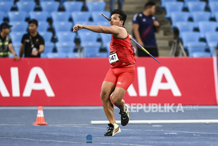 Atlelt lempar lembing putra Indonesia Abdul Hafiz melakukan lemparan saat bertanding pada SEA Games 2023 di Phnom Penh, Kamboja, Senin (8/5/2023). Abdul Hafiz berhasil meraih medali emas usai berhasil melakukan lemparan sejauh 69,6 meter. 