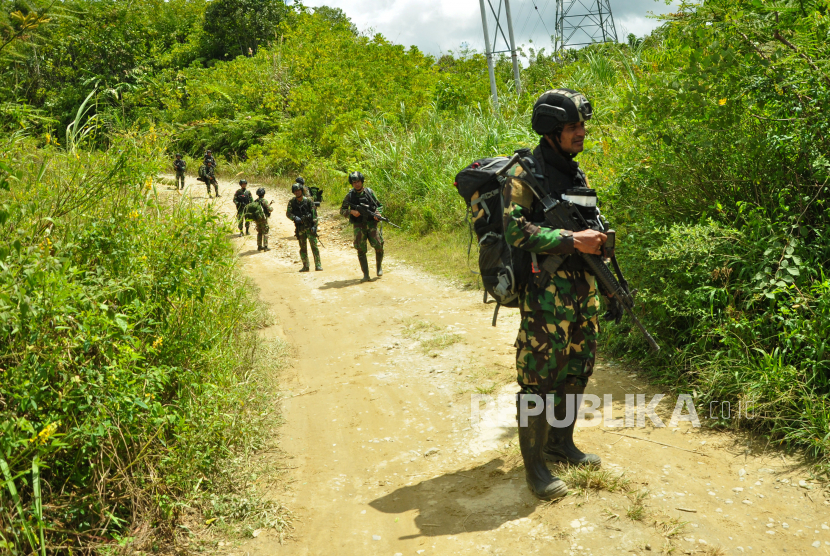 Sejumlah prajurit TNI AD melakukan penyisiran untuk memburu kelompok Mujahidin Indonesia Timur (MIT)