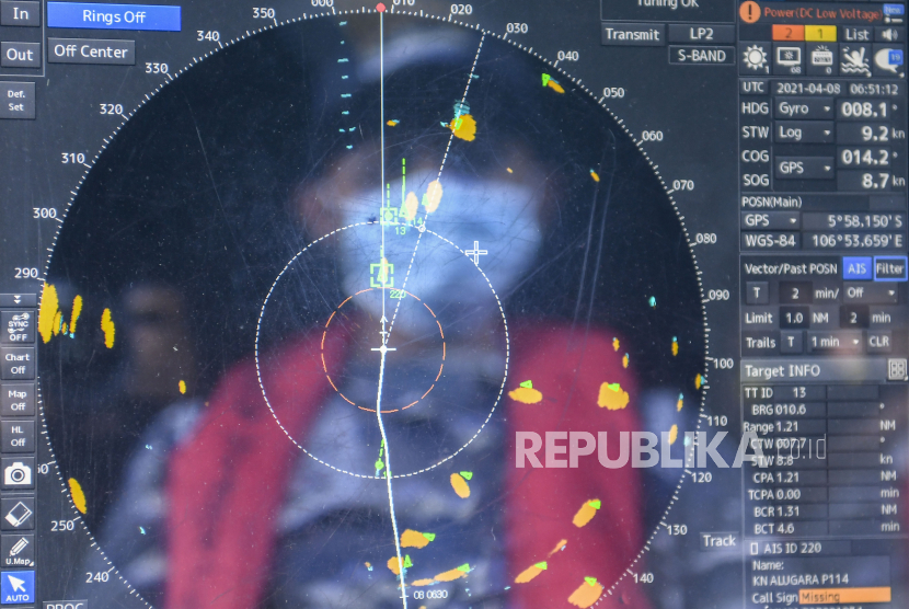 Prajurit TNI AL ABK dari KRI Teluk Bintuni 520 mengamati radar navigasi saat berlayar dengan formasi kapal pendukung di Teluk Jakarta. (Ilustrasi)
