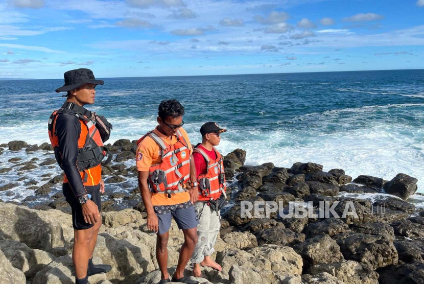 Tim rescue Pos Basarnas Gunungkidul melakukan pencarian seorang pemancing yang terseret ombak di sekitar Pantai Jungwok, Kabupaten Gunungkidul, Daerah Istimewa Yogyakarta, Senin (5/2/2024).