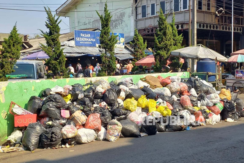 Sampah menumpuk di sisi jalan sekitar Tempat Penampungan Sementara (TPS) Sederhana, Kota Bandung, Jawa Barat, Selasa (17/10/2023).