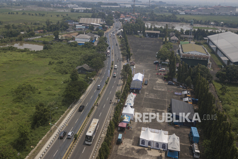 Foto udara pos pelayanan lebaran untuk pemudik di Jalan Raya Rengas Bandung, Kedungwaringin, Kabupaten Bekasi, Jawa Barat, Senin (25/4/2022). Kemenhub membuka Posko Pusat Angkutan Lebaran Terpadu 2022.