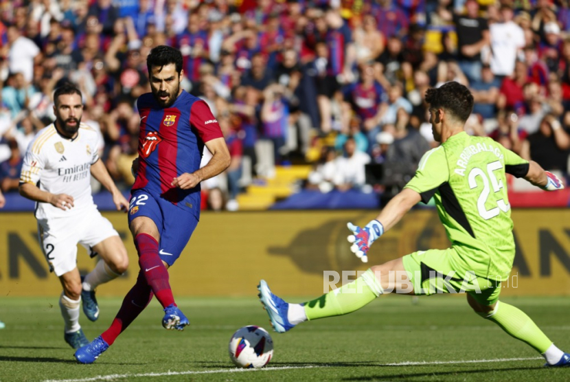 Gelandang Barcelona Ilkay Gundogan (dua kiri) saat mencetak gol ke gawang Real Madrid dalam lanjutan Liga Spanyol, Sabtu (27/10/2023).