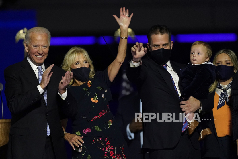  Presiden terpilih Joe Biden, istrinya Jill Biden, putra Hunter Biden dan anggota keluarga Biden, berdiri di atas panggung Sabtu, 7 November 2020, di Wilmington, Del.