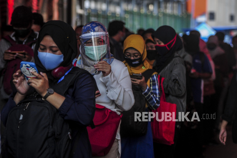 Pemkot Bogor minta jadwal pegawai masuk dan ke luar kantor dibuat beberapa shift (Foto: suasana stasiun KRL)