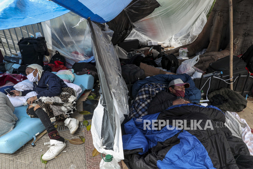  Para migran Peru beristirahat di dalam tenda darurat di sebuah kamp di luar konsulat Peru untuk menuntut repatriasi, di tengah penyebaran virus corona baru dan kurangnya pekerjaan di Santiago, Chili, Juni, Selasa, 2, 2020. WHO sebut Amerika Latin telah menjadi 'zona merah' penularan Covid-19 di dunia. 