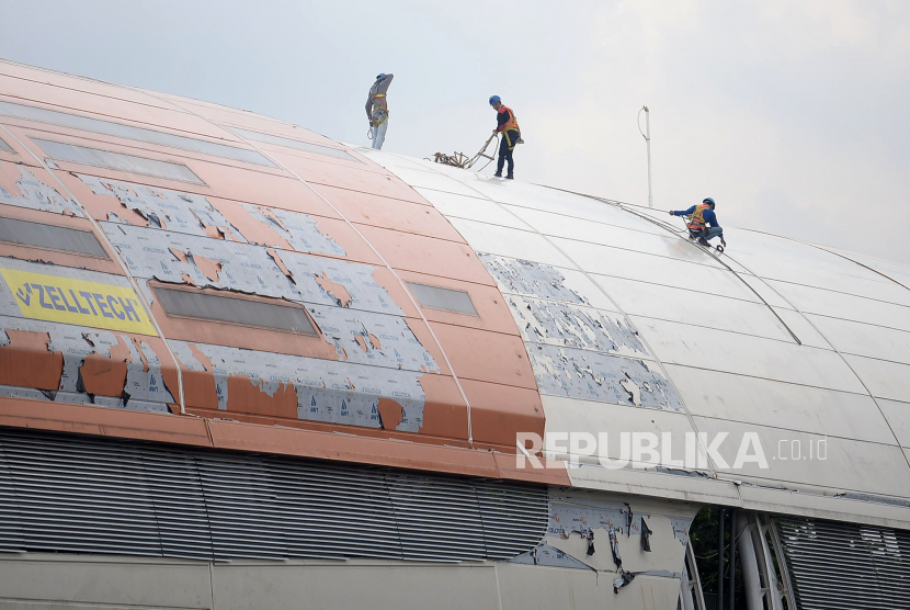 Pekerja beraktivitas di proyek LRT di kawasan Cawang, Jakarta, Rabu (6/1).