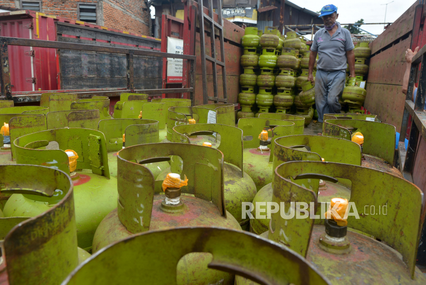 Pekerja menurunkan tabung gas LPG 3 kilogram bersubsidi di salah satu agen di Kawasan Rawasari ,Jakarta, Senin (26/12/2022). Kementerian ESDM akan mengevaluasi pengaturan gas elpiji 3 kg.