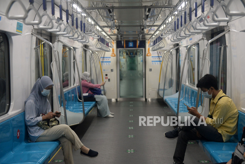 Penumpang berada di dalam kereta MRT di stasiun Bundaran HI, Jakarta. ilustrasi Prayogi/Republika.