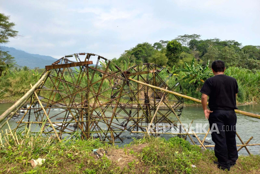 Kincir air yang digunakan untuk mengalirkan air Sungai Citanduy menuju lahan sawah petani di Kampung Sukasirna, Desa Manggungsari, Kecamatan Rajapolah, Kabupaten Tasikmalaya, Jawa Barat.