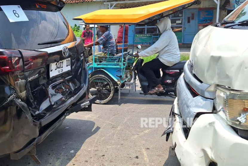Iring-iringan mobil capres nomor urut 1 Anies Baswedan mengalami kecelakaan beruntun di Jalan Raya Prenduan Pragaan, Sumenep, Madura, Jawa Timur, Rabu (31/1/2024). 