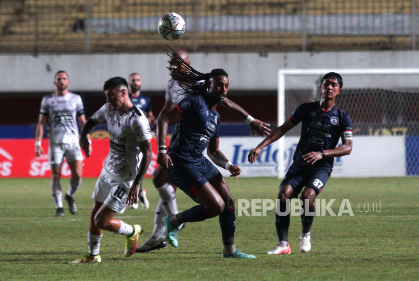 Pemain kesebelasan Arema FC Fortes (kedua kiri) berebut bola dengan pemain Bali United FC Fano (kiri) saat laga Liga 1 di Stadion Maguwoharjo, Sleman, D.I Yogyakarta, Minggu (5/12/2021). 