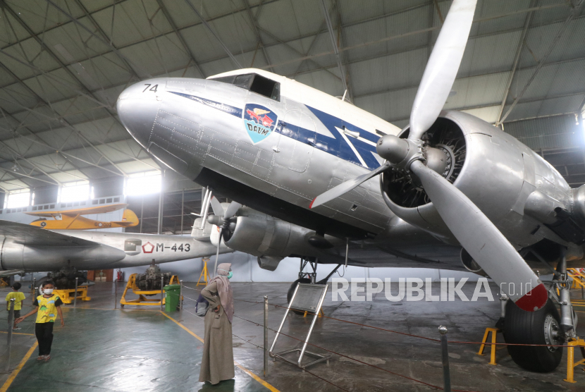 Sejumlah pengunjung mengamati pesawat terbang koleksi Museum Pusat TNI AU Dirgantara Mandala di Bantul, DI Yogyakarta, Jumat (1/7/2022).