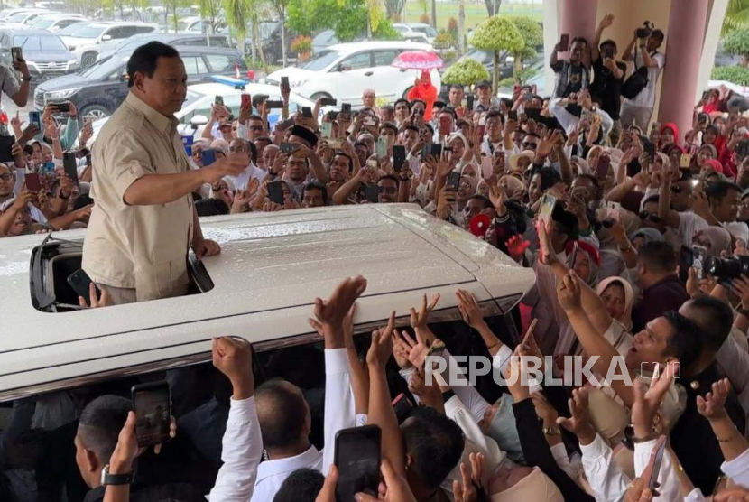 Ketua Umum DPP Partai Gerindra, Prabowo Subianto disambut ribuan pendukungnya saat tiba di Bandara Internasional Minangkabau (BIM), Sumatra Barat, Sabtu (9/9/2023).