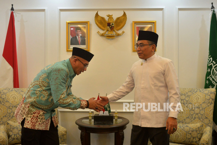 Ketua Komisi Pemilihan Umum (KPU) Hasyim Asyari bersalaman dengan Ketua Umum Pengurus Besar Nahdlatul Ulama (PBNU) Yahya Cholil Staquf saat melakukan pertemuan di Kantor PBNU, Jakarta, Rabu (4/1/2023).Pertemuan antara KPU dengan PBNU tersebut dalam rangka persiapan penyelenggaraan Pemilu 2024. Sebelumnya pada hari Selasa (3/1/2023) KPU juga melakukan pertemuan dengan PP Muhammadiyah. Republika/Prayogi. 