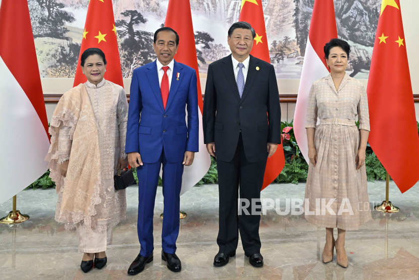Chinese President Xi Jinping and his wife Peng Liyuan meet with Indonesian President Joko Widodo and his wife Iriana, left, in Chengdu in Southwest China.
