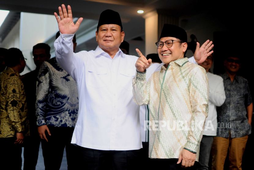 Ketua Umum Partai Gerindra Prabowo Subianto (kiri) bersama Ketua Umum Partai Kebangkitan Bangsa Muhaimin Iskandar melambaikan tangan kepada wartawan sebelum melaksanakan pertemuan di Jakarta, Jumat (28/4/2023). Pertemuan tersebut sebagai ajang silaturahim antar kedua partai sekaligus membahas pematanganan Koalisi Kebangkitan Indonesia Raya.