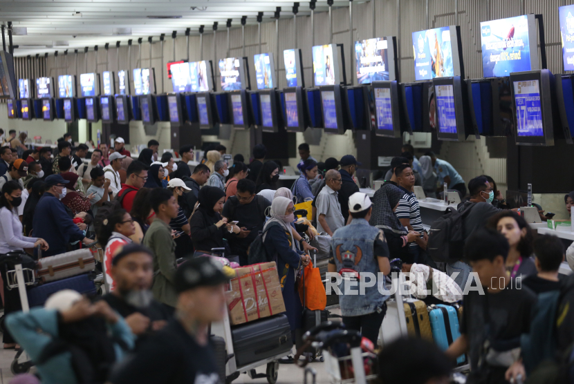 Calon penumpang mengantre untuk lapor diri di Terminal 1 A, Bandara Soekarno Hatta, Tangerang, Banten, Kamis (3/4/2024). Tren perlintasan penumpang di Soetta meningkat 10 persen saat mudik.