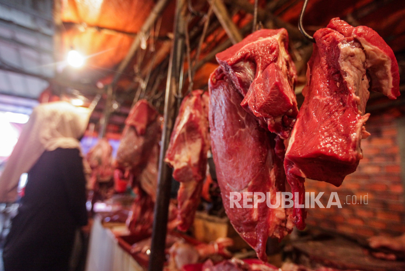 Warga membeli daging di Pasar Kebayoran Lama, Jakarta. 